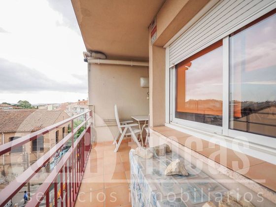 Foto 1 de Pis en venda a Ca n'Aurell de 4 habitacions amb balcó i calefacció