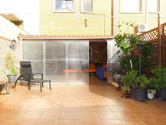 Foto 2 de Venta de casa en calle Josep Sole y Barbera de 4 habitaciones con terraza y piscina