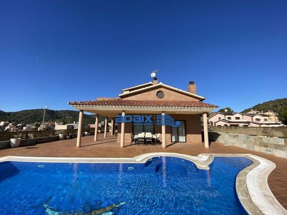 Foto 1 de Xalet en venda a Centro - Roda de Barà de 4 habitacions amb terrassa i piscina