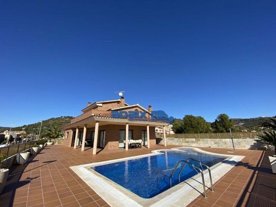 Foto 2 de Chalet en venta en Centro - Roda de Barà de 4 habitaciones con terraza y piscina