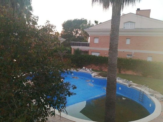 Foto 1 de Venta de chalet en Plaça Europa i Covamar de 6 habitaciones con terraza y piscina