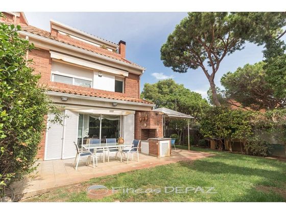 Foto 1 de Casa adosada en venta en Gavà Mar de 4 habitaciones con terraza y piscina