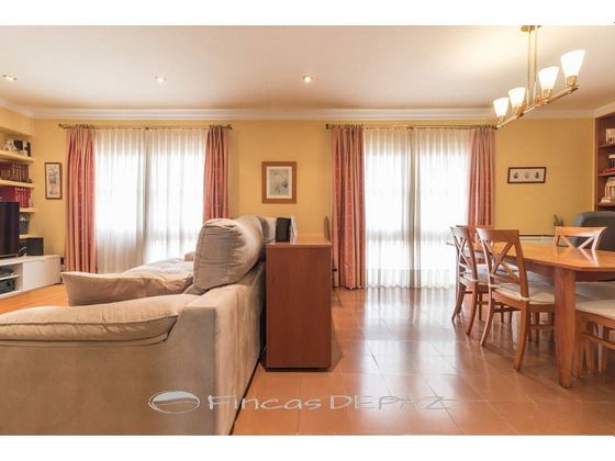 Foto 2 de Venta de piso en Centre - Castelldefels de 4 habitaciones con terraza y calefacción