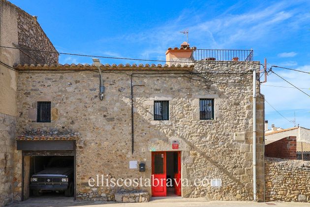 Foto 1 de Venta de casa adosada en Torroella de Fluvià de 3 habitaciones con terraza y garaje