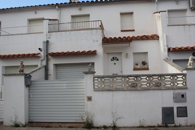 Foto 2 de Casa adossada en venda a Escala, L´ de 4 habitacions amb terrassa i piscina