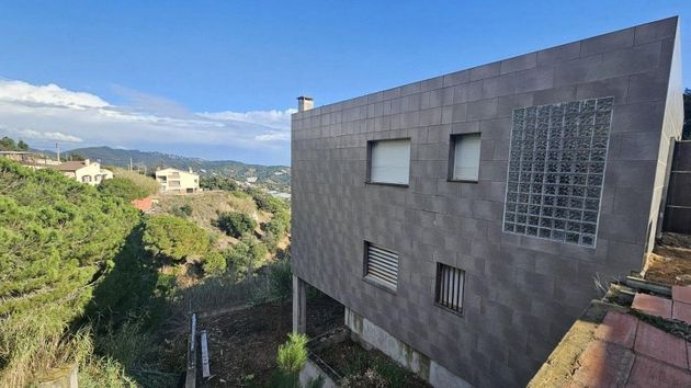Foto 1 de Xalet en venda a Sant Cebrià de Vallalta de 5 habitacions amb jardí i balcó