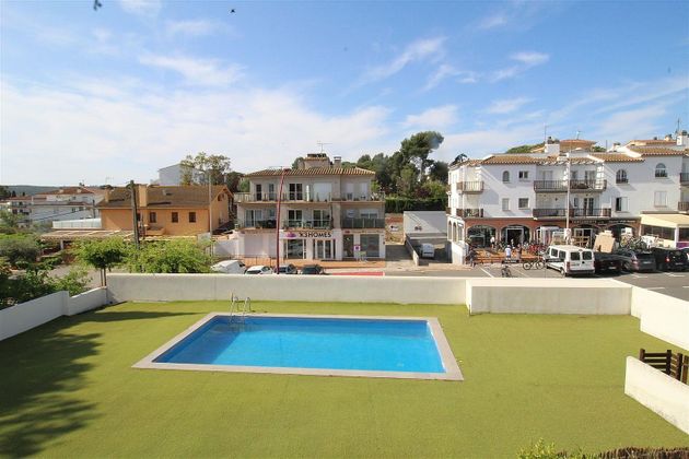 Foto 2 de Venta de piso en avenida Riells de 2 habitaciones con terraza y piscina