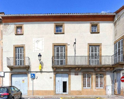 Foto 2 de Casa adosada en venta en calle Prat de la Riba de 10 habitaciones con garaje y jardín