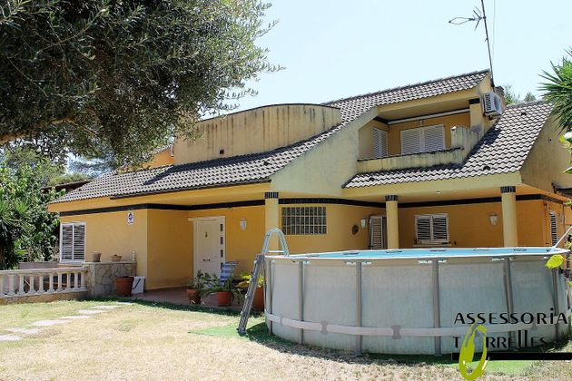 Foto 2 de Venta de chalet en Torrelles de Llobregat de 5 habitaciones con terraza y piscina