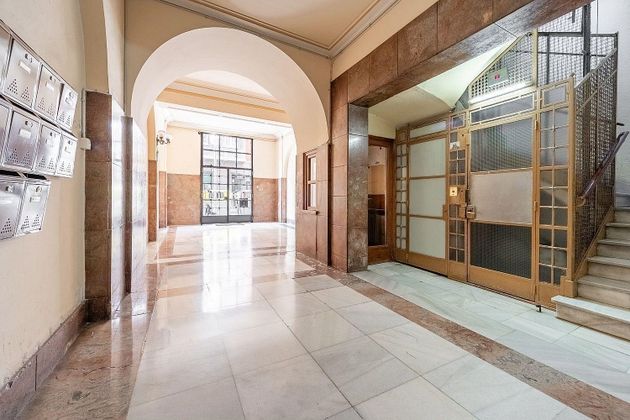Foto 1 de Pis en venda a Vila de Gràcia de 4 habitacions amb ascensor