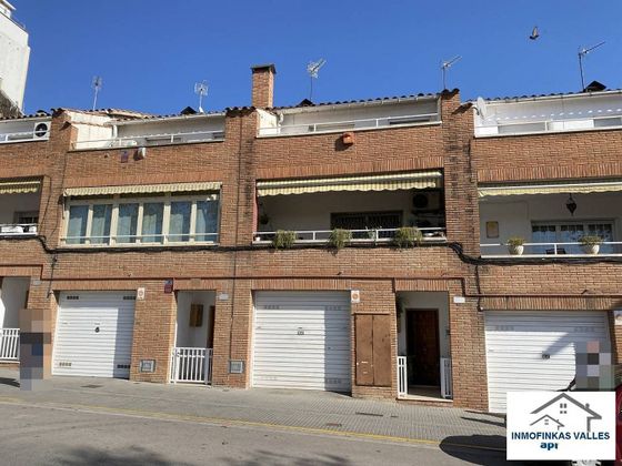 Foto 1 de Casa adosada en venta en calle De L'empordà de 6 habitaciones con terraza y garaje