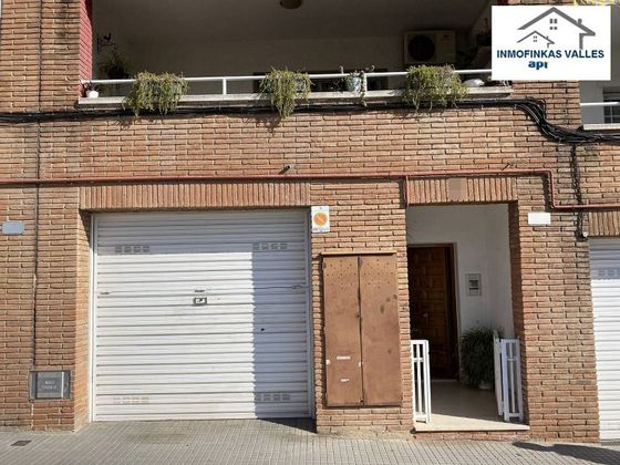 Foto 2 de Casa adosada en venta en calle De L'empordà de 6 habitaciones con terraza y garaje