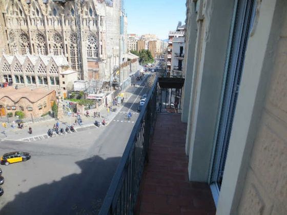 Foto 2 de Alquiler de piso en La Sagrada Família de 2 habitaciones con terraza y muebles