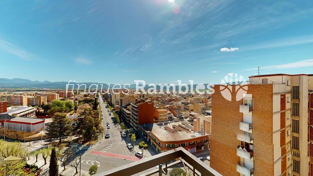 Foto 1 de Piso en venta en El Poble Sec de 4 habitaciones con terraza y balcón