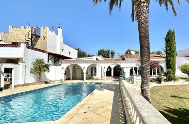 Foto 1 de Xalet en venda a Empuriabrava de 3 habitacions amb terrassa i piscina