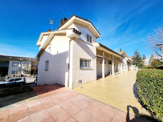 Foto 2 de Casa adossada en venda a Sant Esteve Sesrovires de 5 habitacions amb garatge i balcó