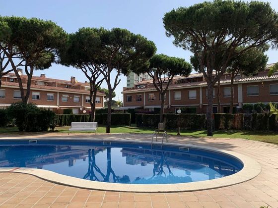Foto 1 de Casa en venta en Gavà Mar de 4 habitaciones con terraza y piscina