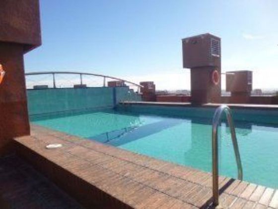 Foto 2 de Piso en venta en carretera Reial de 2 habitaciones con piscina y balcón