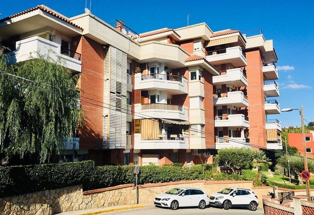 Foto 1 de Pis en venda a Corbera de Llobregat de 4 habitacions amb terrassa i piscina