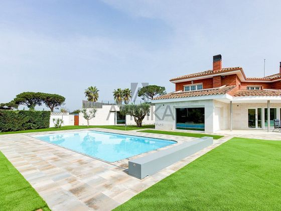 Foto 2 de Chalet en venta en Vallromanes de 7 habitaciones con piscina y garaje