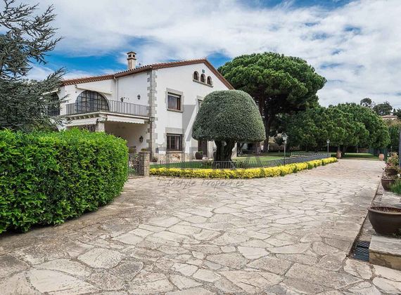 Foto 1 de Xalet en venda a Sant Andreu de Llavaneres de 6 habitacions amb terrassa i jardí