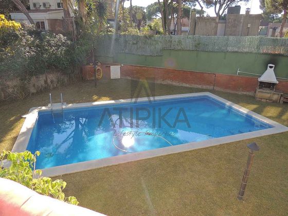 Foto 1 de Chalet en venta en La Pineda de 6 habitaciones con terraza y piscina