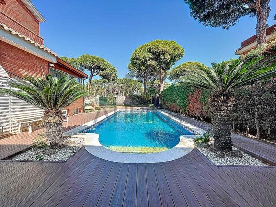 Foto 2 de Chalet en venta en Gavà Mar de 7 habitaciones con terraza y piscina