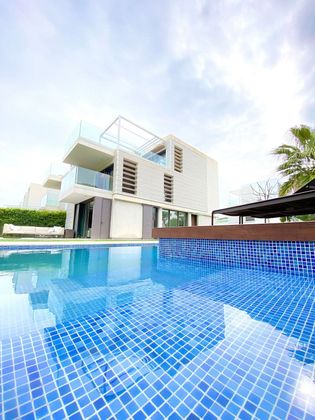 Foto 1 de Casa en alquiler en Gavà Mar de 5 habitaciones con terraza y piscina