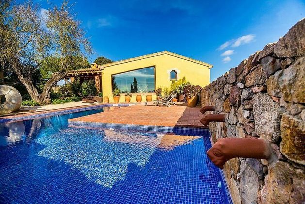 Foto 2 de Casa en venda a Mont-Ras de 5 habitacions amb piscina i garatge
