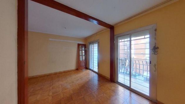 Foto 2 de Piso en venta en Cerdanyola de 3 habitaciones con balcón