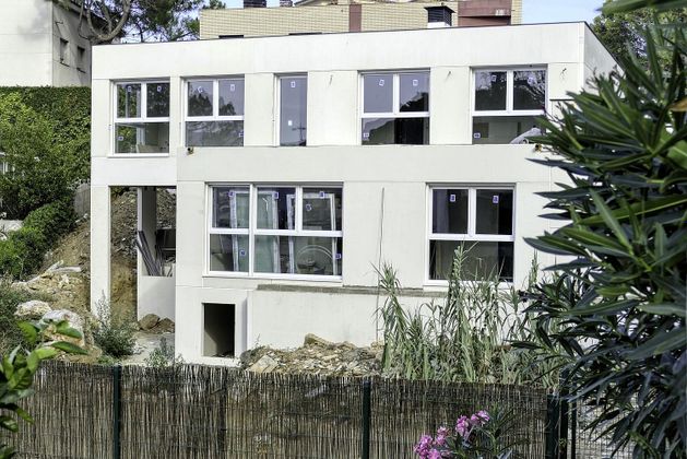 Foto 1 de Casa adossada en venda a calle Roses de 8 habitacions amb terrassa i piscina