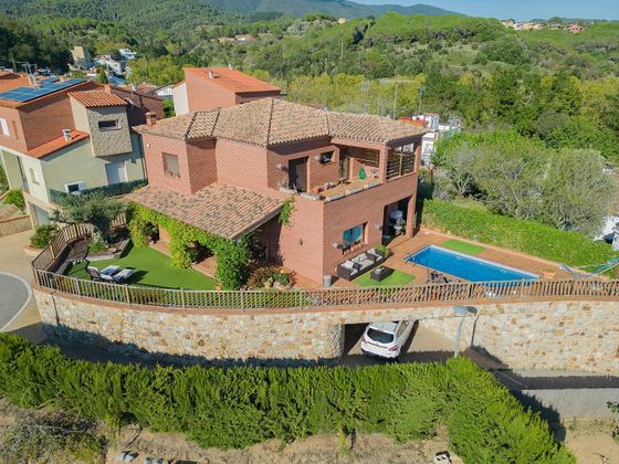 Foto 1 de Chalet en venta en Sant Iscle de Vallalta de 4 habitaciones con terraza y piscina