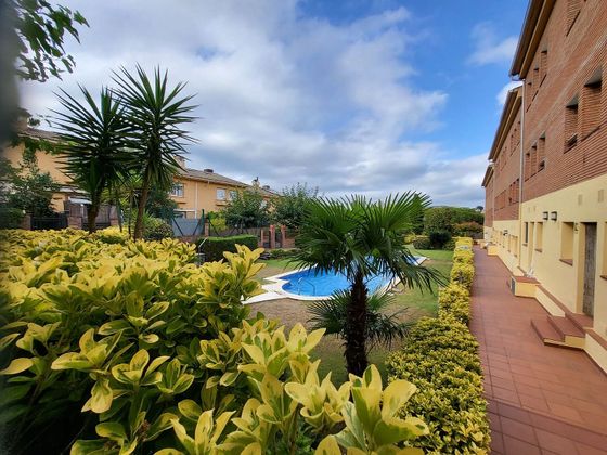 Foto 2 de Casa adossada en venda a Calella de 3 habitacions amb terrassa i piscina