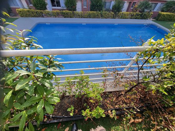 Foto 2 de Casa adossada en venda a Calella de 3 habitacions amb terrassa i piscina