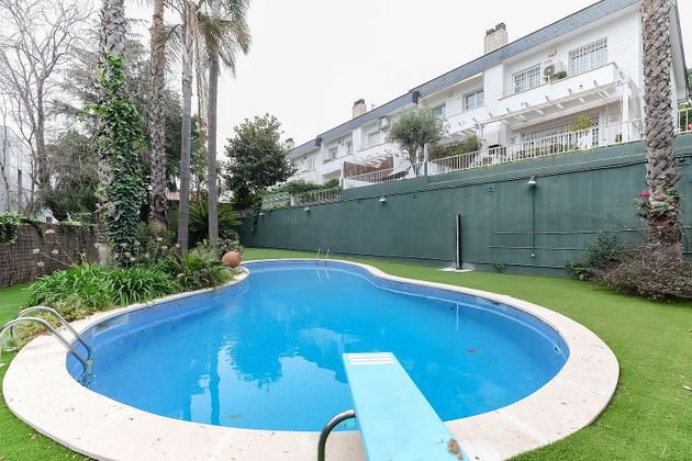 Foto 2 de Casa adosada en venta en Vallcarca i els Penitents de 4 habitaciones con terraza y piscina