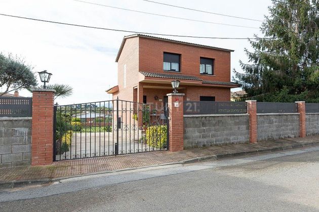 Foto 2 de Casa en venta en calle Riu Onyar de 3 habitaciones con terraza y piscina