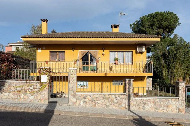 Foto 2 de Casa en venda a calle Montseny de 4 habitacions amb piscina i garatge