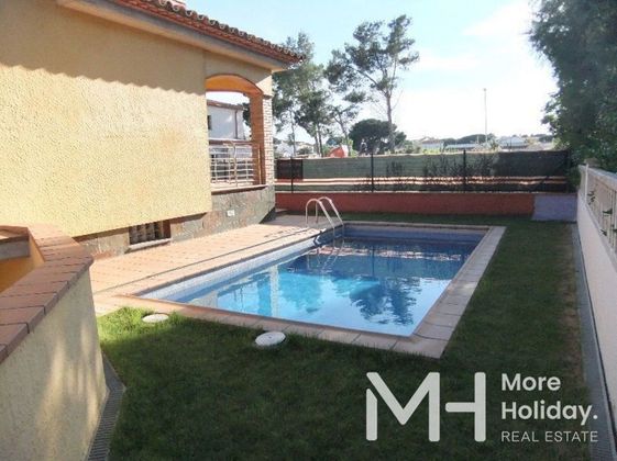 Foto 1 de Casa en venda a Escala, L´ de 4 habitacions amb terrassa i piscina