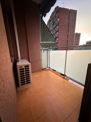 Foto 2 de Piso en venta en Gavarra de 3 habitaciones con jardín y balcón