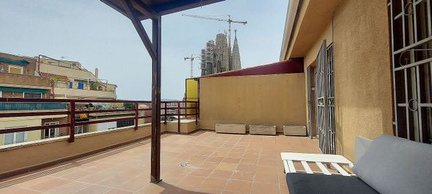 Foto 1 de Alquiler de ático en La Sagrada Família de 2 habitaciones con terraza y muebles