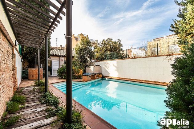 Foto 2 de Casa en venta en Centre - Sabadell de 5 habitaciones con terraza y piscina