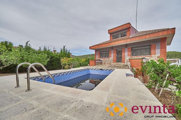 Foto 1 de Chalet en venta en Vallirana de 5 habitaciones con terraza y piscina