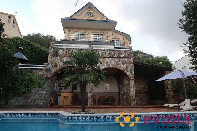 Foto 1 de Xalet en venda a Vallirana de 5 habitacions amb terrassa i piscina