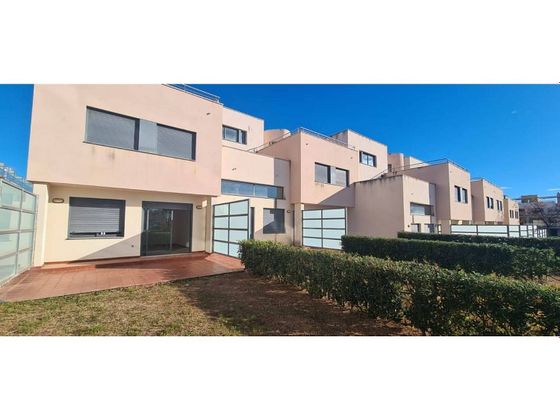 Foto 1 de Casa adossada en venda a calle Urbanización Panorámica de 3 habitacions amb terrassa i piscina