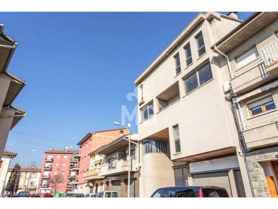 Foto 1 de Casa adosada en venta en Manlleu de 6 habitaciones con terraza y balcón