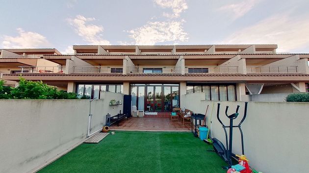 Foto 2 de Venta de casa adosada en calle Baix Ebre de 4 habitaciones con terraza y piscina