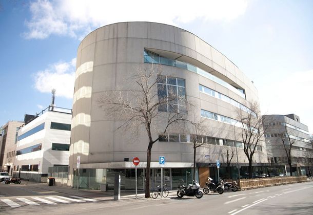 Foto 1 de Alquiler de oficina en calle De Santa María Magdalena de 591 m²