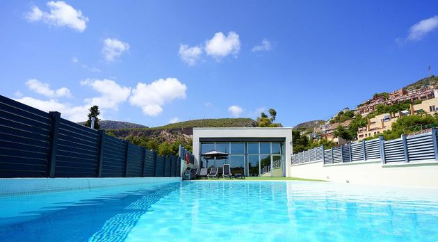 Foto 2 de Chalet en venta en Botigues de Sitges - Garraf de 8 habitaciones con terraza y piscina