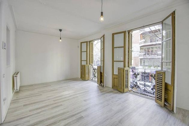 Foto 1 de Venta de piso en Vila de Gràcia de 3 habitaciones con terraza
