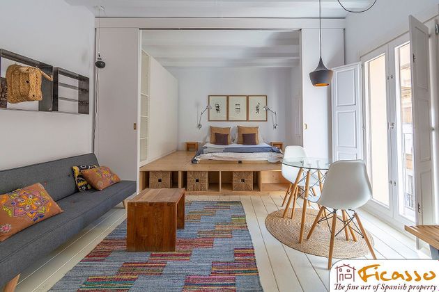 Foto 2 de Alquiler de estudio en La Barceloneta con muebles y balcón